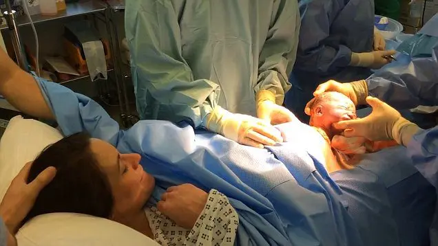 How women give birth, video