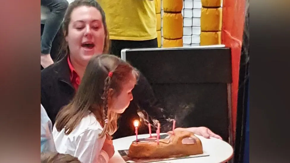 Hundreds of strangers congratulate her autistic girl on her birthday