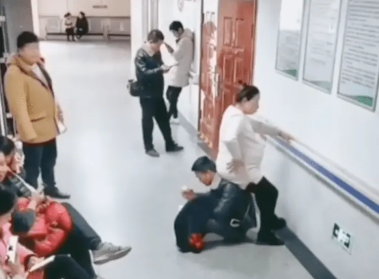 Husband&#8217;s caring for pregnant wife hit the net