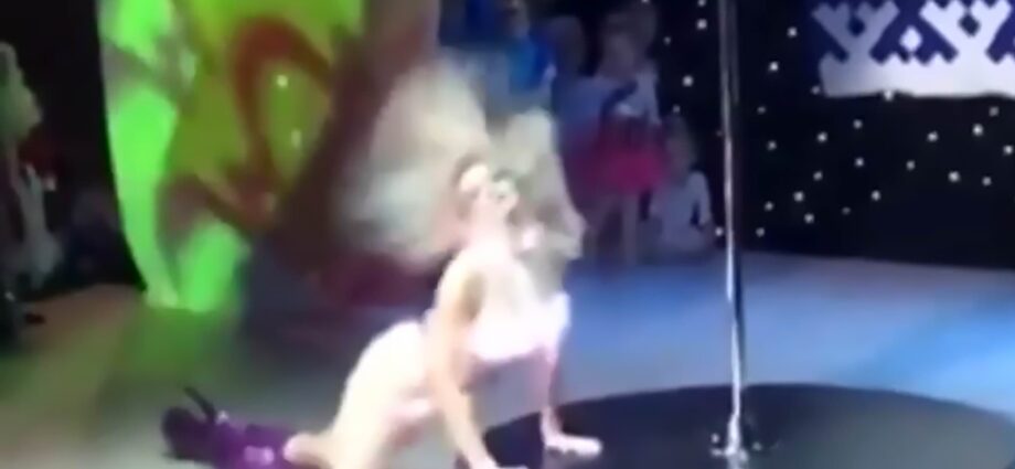 Di Stavropol, sebuah skandal meletus atas partisipasi anak-anak dalam kompetisi pole dancing