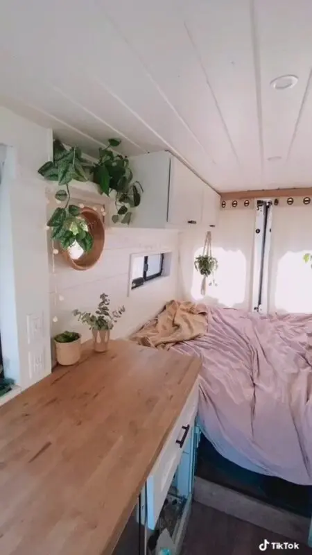 Interior in a very small van house: watch photos and videos