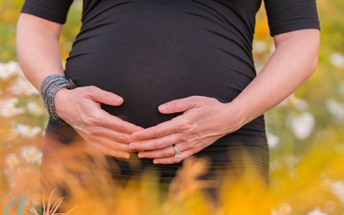 Is it worth doing a photo session during pregnancy: the pros and cons