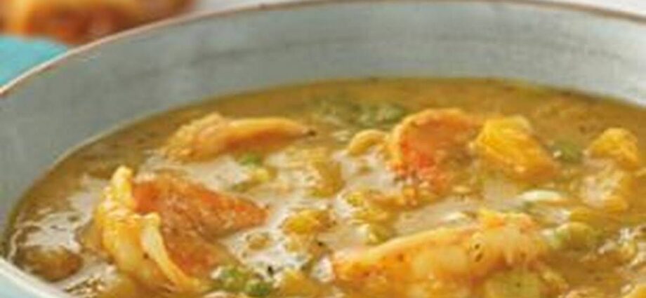 Jamaican soup with curry, shrimp and mango