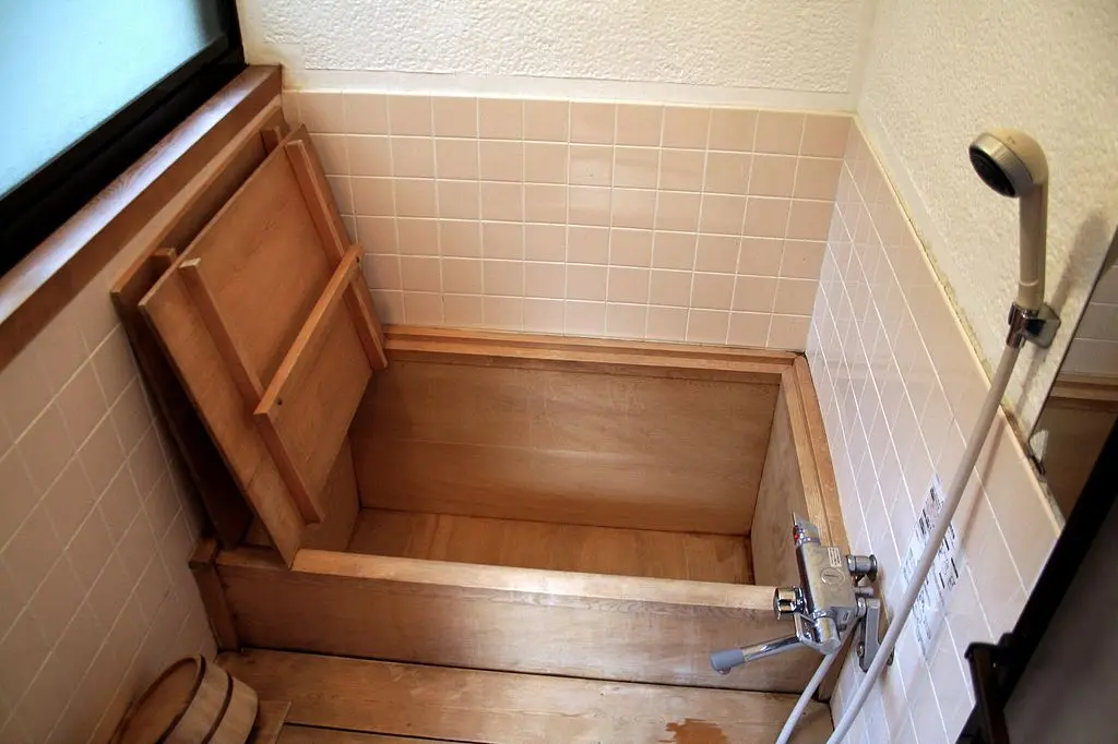 Japanese bath ofuro: properties and procedures of a Japanese bath. Video