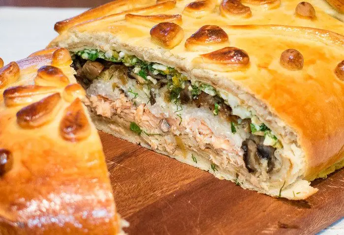 Kulebyaka stuffed with meat and cabbage. Video