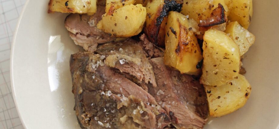 Lamb with potatoes: double flavor effect. Video