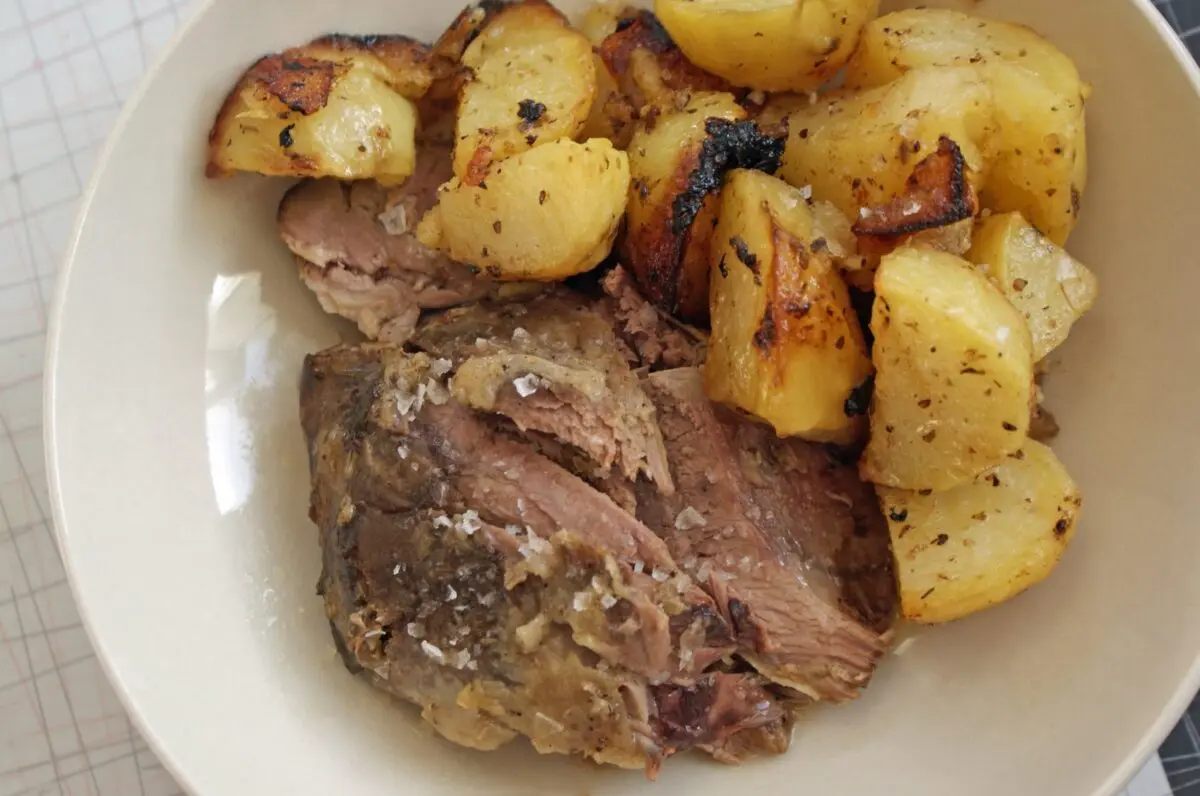 Lamb with potatoes: double flavor effect. Video