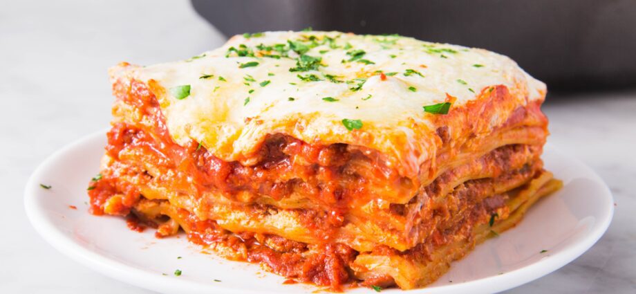 Lasagna bolognese: recipe for cooking. Video