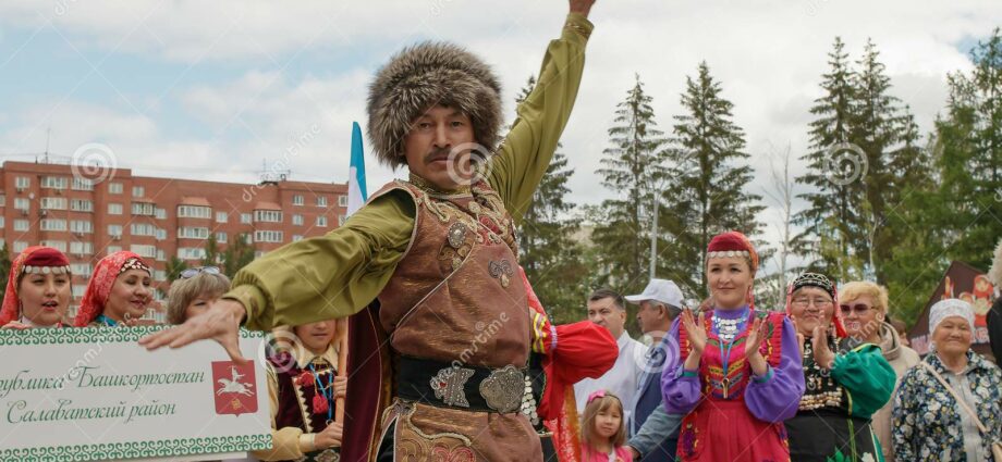 Like a nut! 15 girls of Bashkiria with gorgeous priests. Vote!