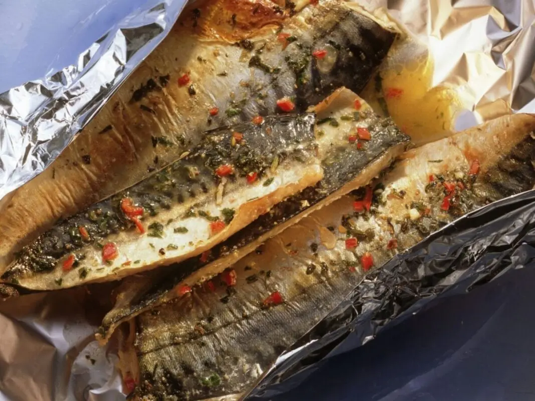 Mackerel: how to bake in foil? Video recipe