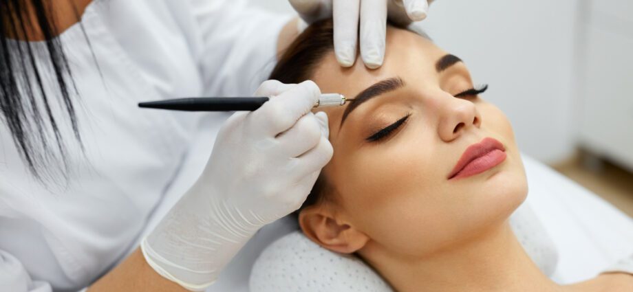 Making beautiful eyebrows: eyebrow tattooing and eyebrow microblading, what is the difference