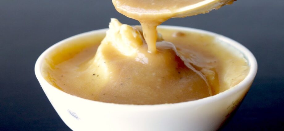 Mashed potatoes with gravy. Video