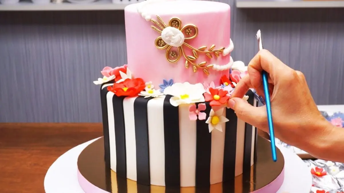 Mastic: decorate the cake. Video