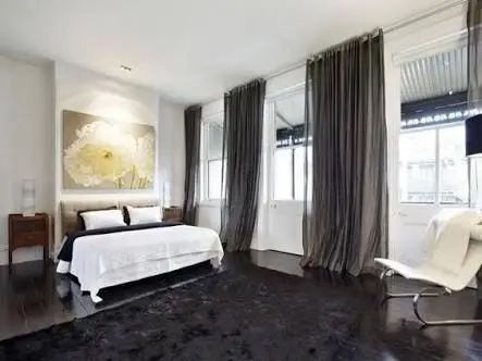 Mattress on the floor, shirts instead of curtains: a masculine take on the perfect interior