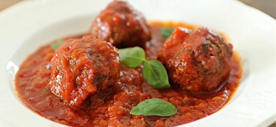 Meatballs in tomato sauce. Video recipe