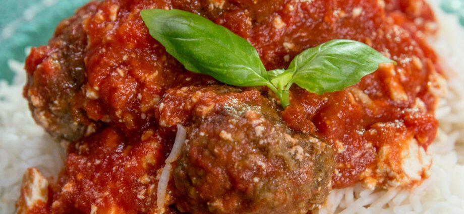 Meatballs with rice in tomato sauce. Video recipe