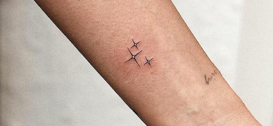 Mini tatuazhe si yje: 30 shembuj të mrekullueshëm të trendit kryesor me një foto