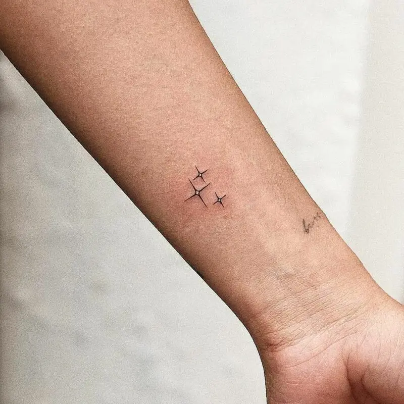 Mini tattoos like stars: 30 striking examples of the main trend with a photo