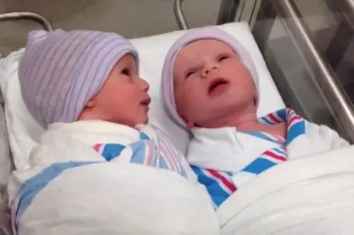 Mom filmed a conversation between two twin babies