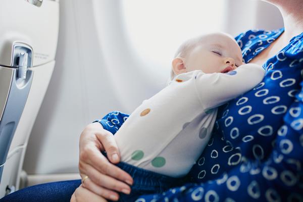 Mom handed out gifts from her baby son to all passengers on the plane