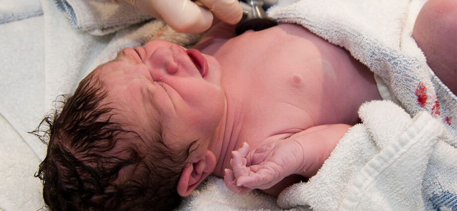 Mama dwójki dzieci zaszokowała sieć nagich zdjęć po porodzie