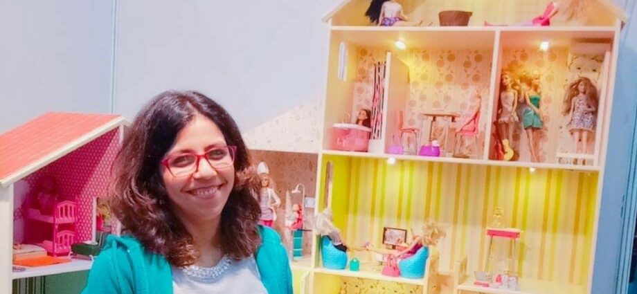 Mama dvoje djece pravi kućicu za lutke iz snova