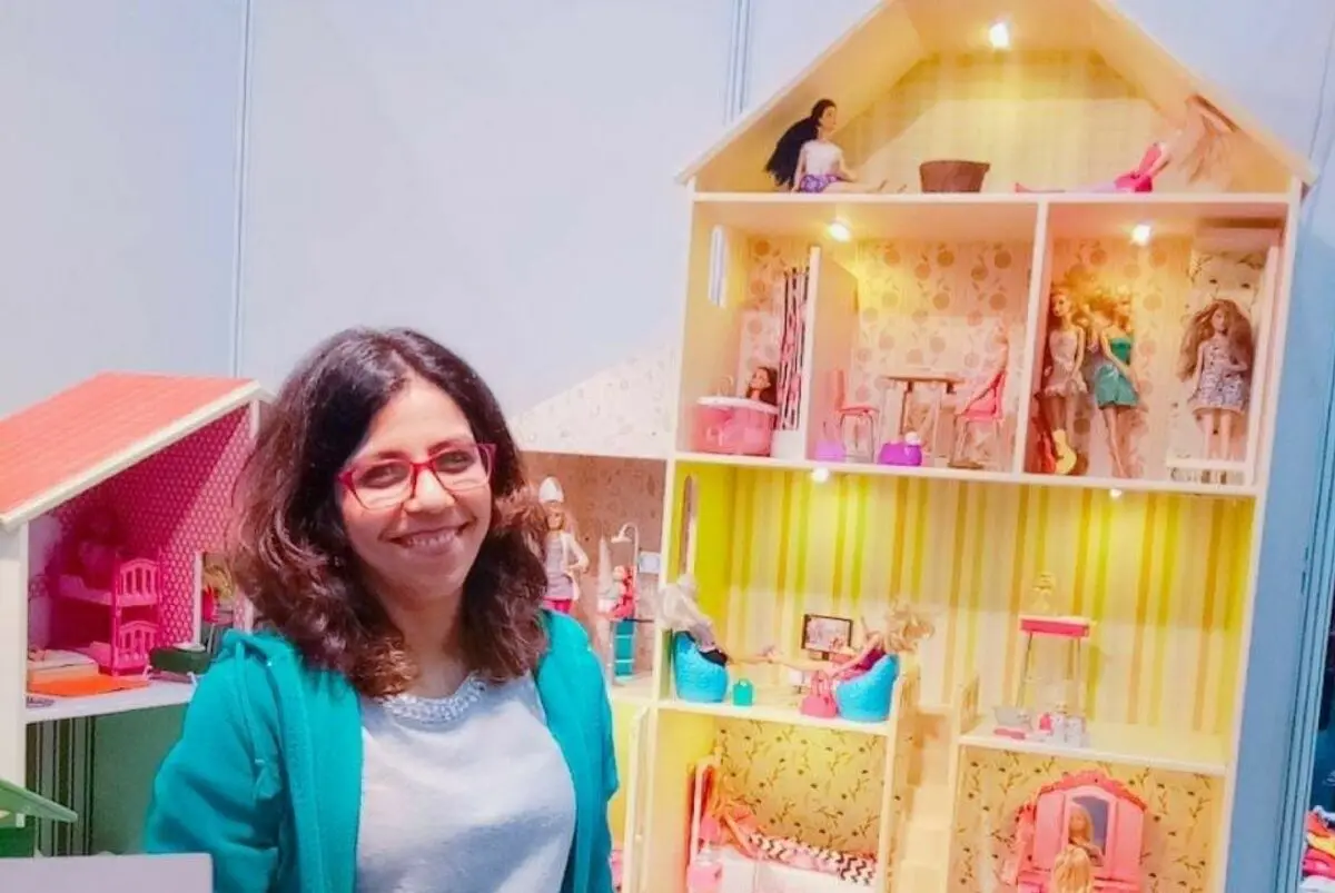 Mom of two makes a dream dollhouse