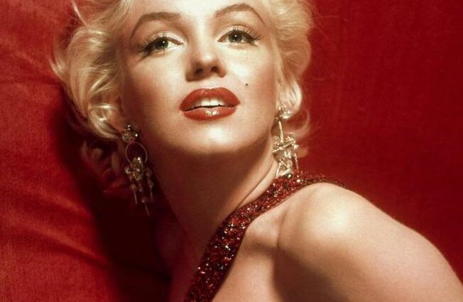 „Monroe“ auskarai virš viršutinės lūpos: Holivudo grožis. Vaizdo įrašas