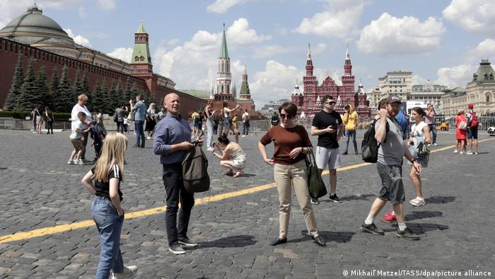 Moscow has. Студент из Германии на красную площадь. Фото люди прохожие на улице красная площадь. Covid 19 Moscow.