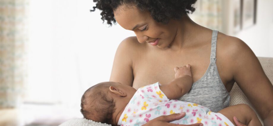 Mothers breastfeeding: photos