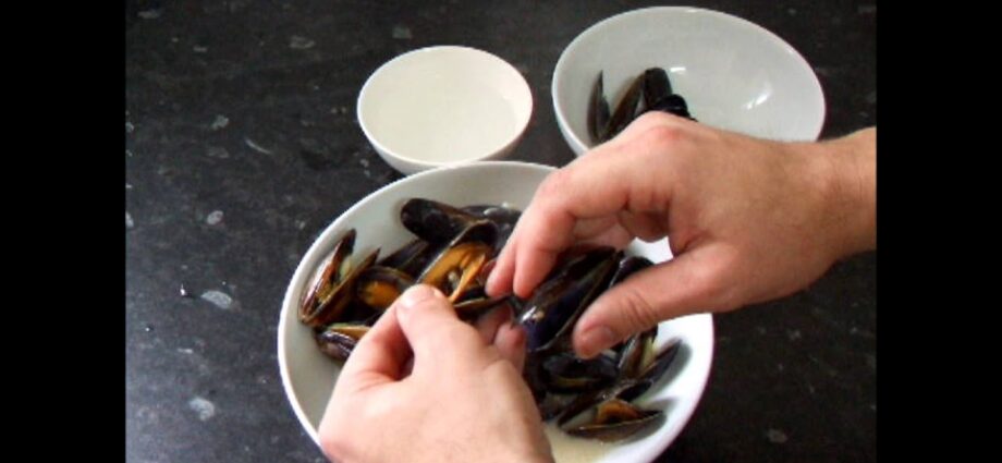 Mussels: how to eat right? Video