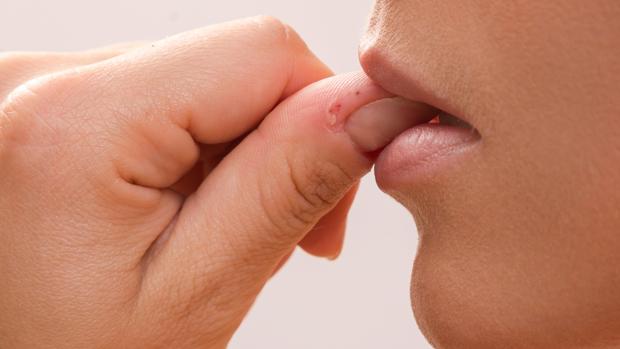 Nail biting: this happens to your body every time you do it