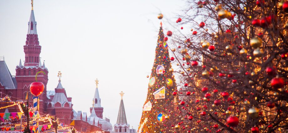 شروع درختان سال نو برای دانش آموزان در ولگوگراد در 21 دسامبر