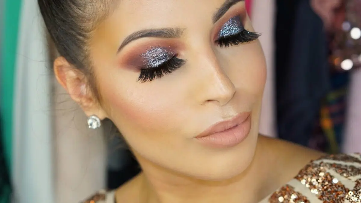 New Year&#8217;s makeup: shiny eyeshadows
