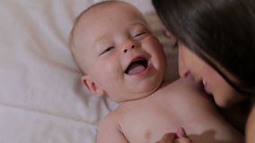 Pasgeboren meisje kust moeder - video