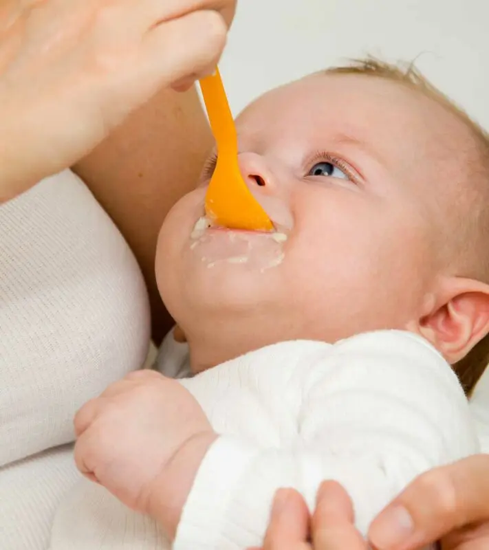 Nutrition for a four month old baby: how should you feed? Video