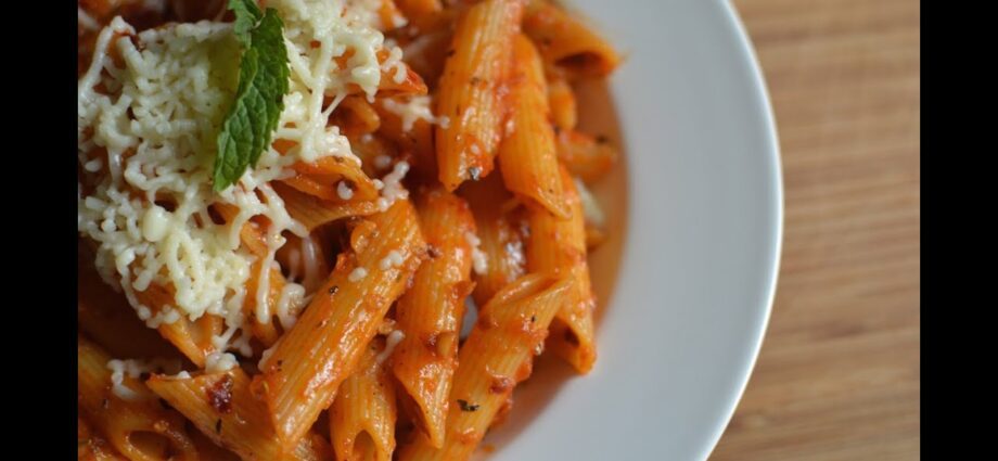 Pasta with gravy: preparing the sauce. Video