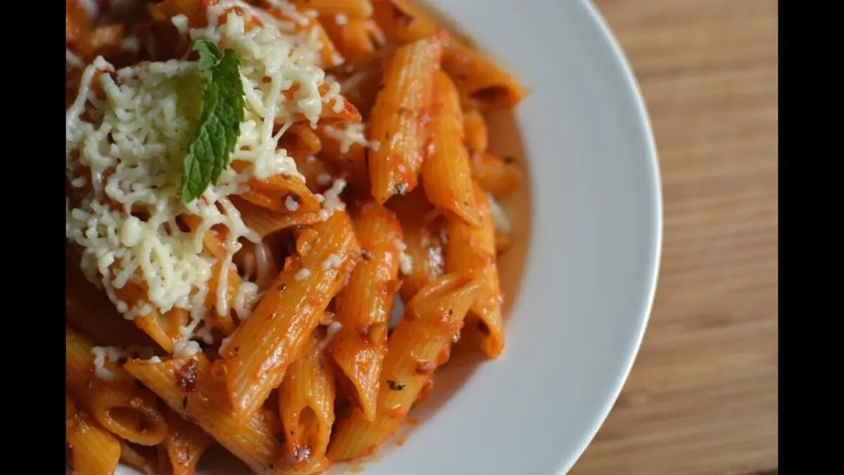 Pasta with gravy: preparing the sauce. Video