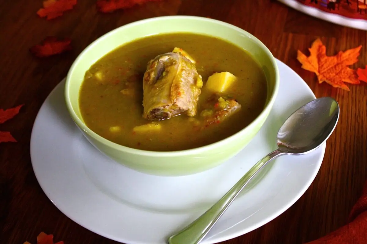 Pea soup with smoked ribs. Video