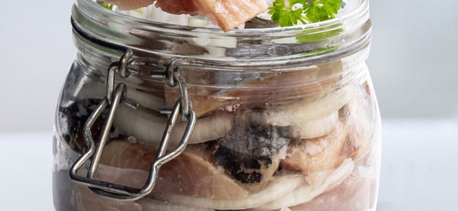 Pickled herring in vinegar: recipe with video