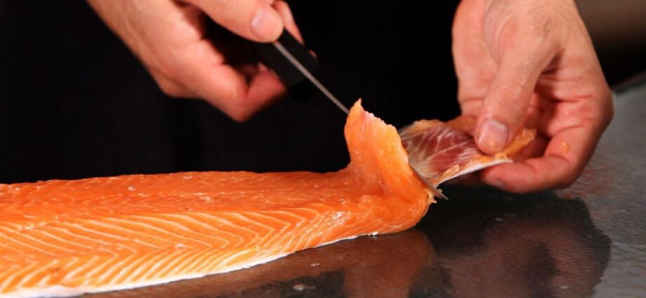 Pink salmon: how to peel before cooking. Video