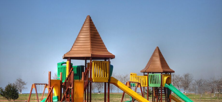 Playground in the country: how to easily and quickly equip a play area for a child