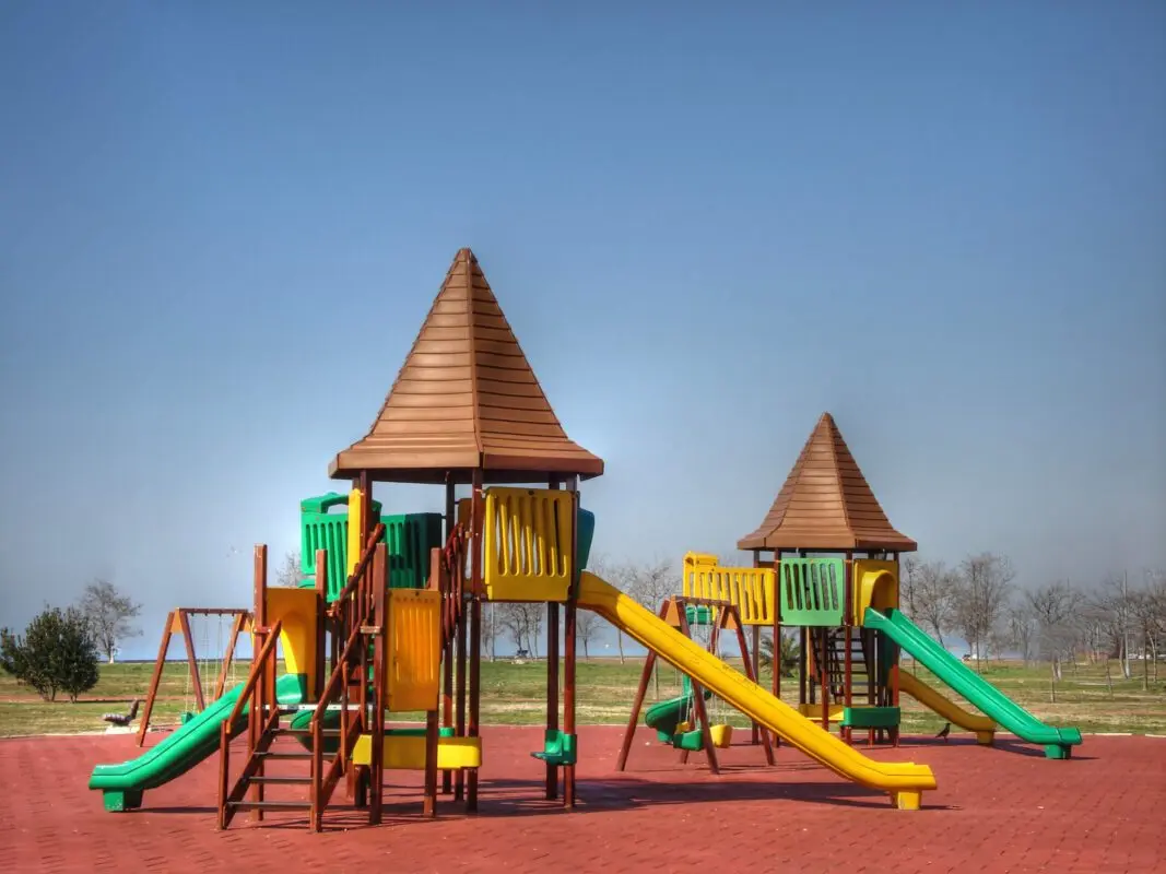 Playground in the country: how to easily and quickly equip a play area for a child