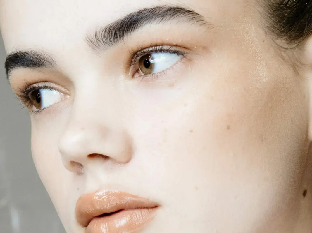 Plucking eyebrows at home: a few tips. Video