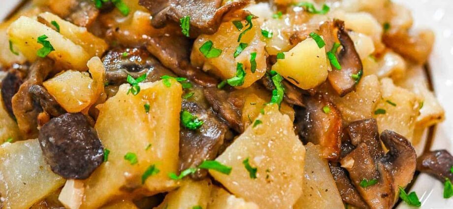 Potatoes with mushrooms in pots: video recipe