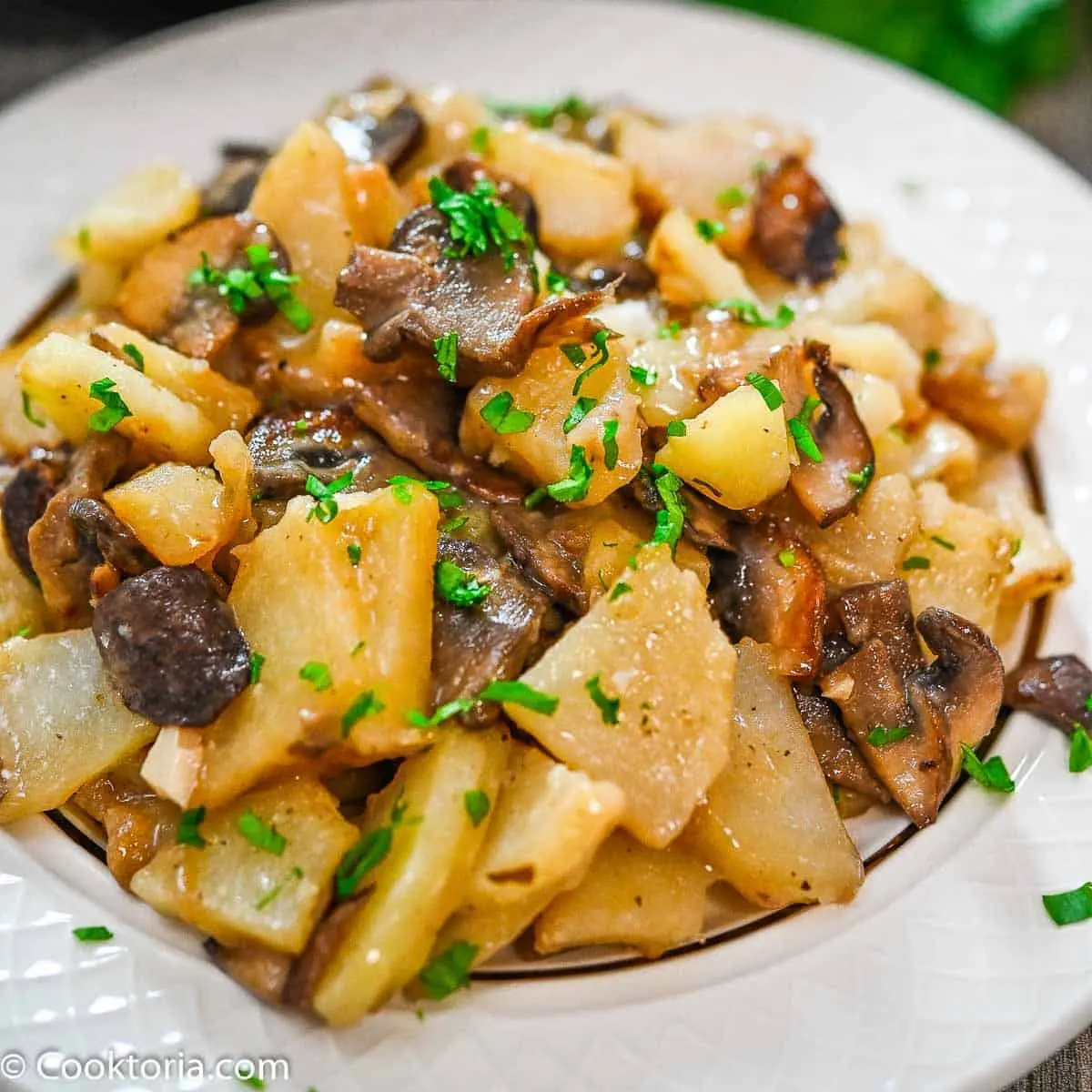 Potatoes with mushrooms in pots: video recipe