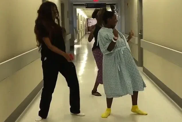 Pregnant during contractions danced in the corridor of the hospital