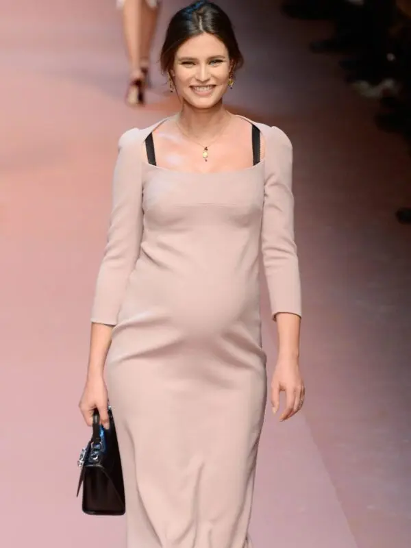 Pregnant model started giving birth right on the catwalk