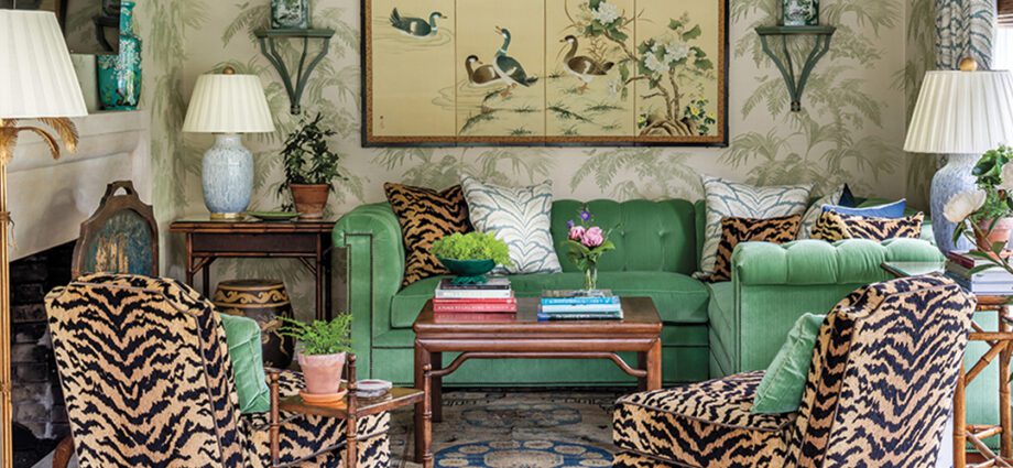 Prints and decor depicting animals in the interior: photo