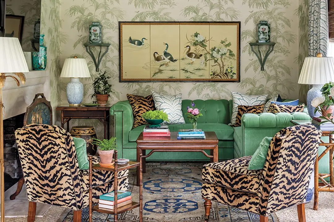 Prints and decor depicting animals in the interior: photo